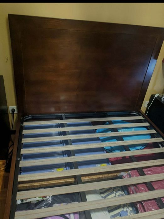Cama de casal com estrado elevatório