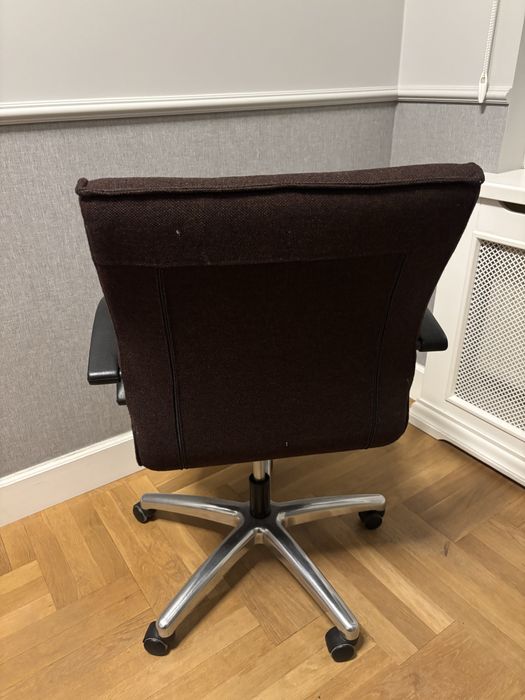 Eleganckie brazowe krzeslo obrotowe do biura office