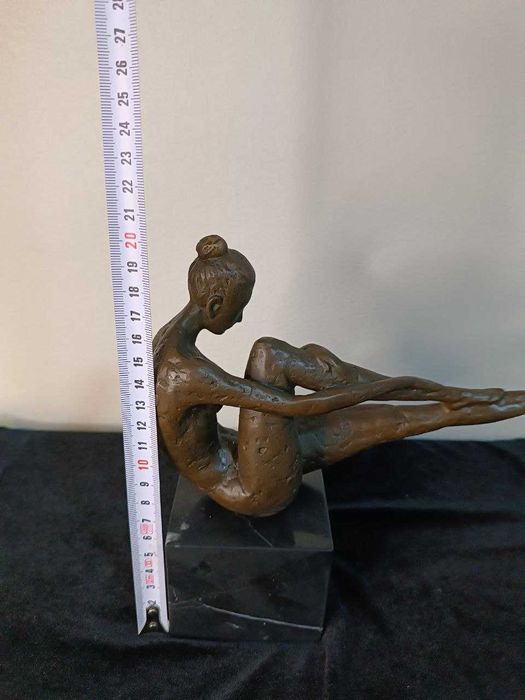 Бронза статуетка скульптура модерн гимпастка девушка женщина мрамор