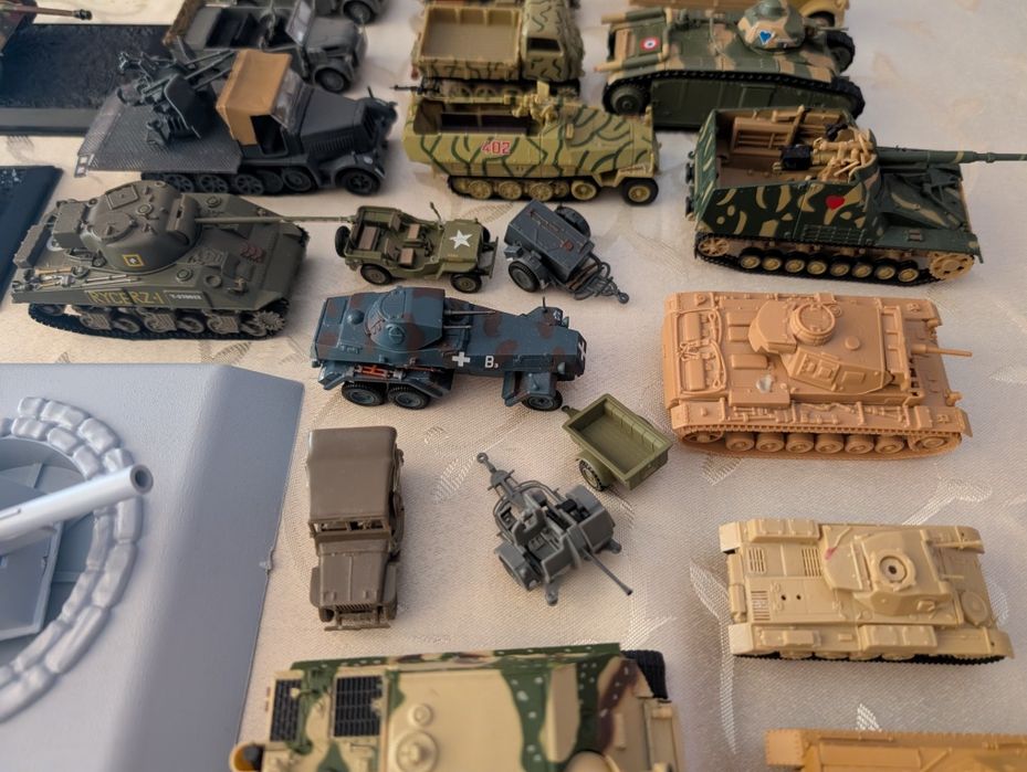 Kolekcja wozów bojowych oraz inne modele