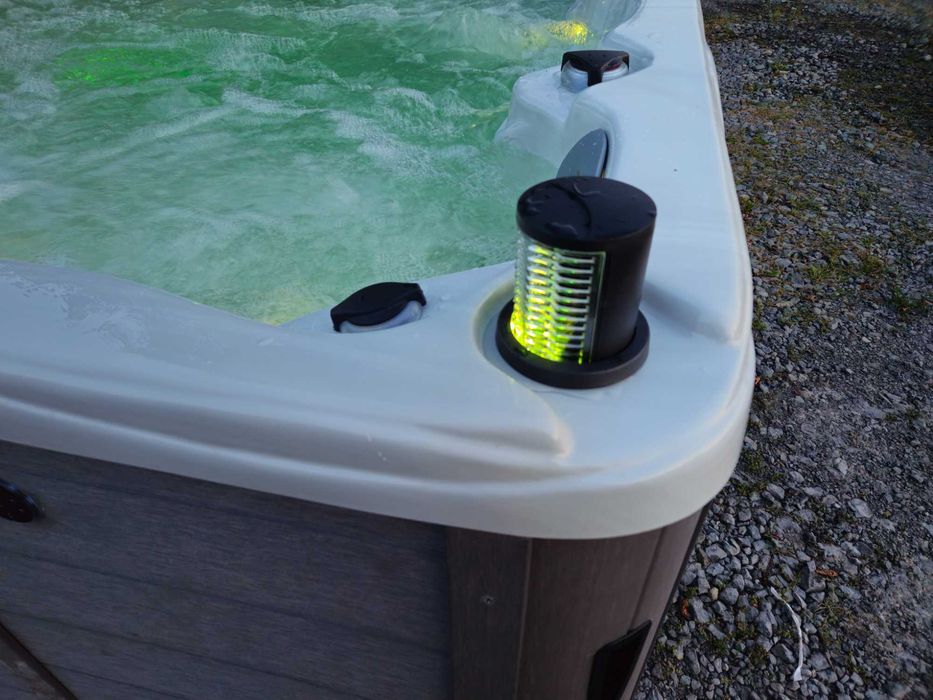 Mocne jacuzi z subwooferem - 91 dysz i 4 pompy