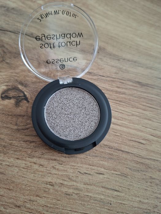 Essence Soft Touch Eyeshadow cien do powiek mono brązowy  03 Enternity