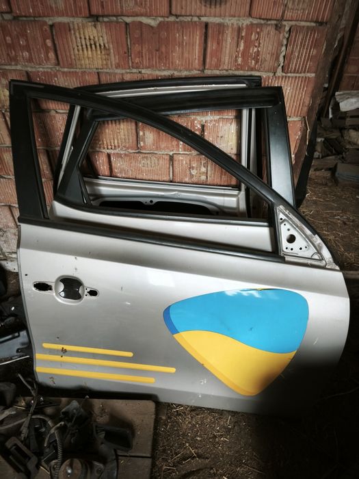 Продаються двери на хюндай ай 30