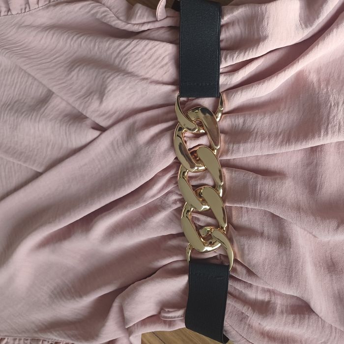 Cudna sukienka z paskiem