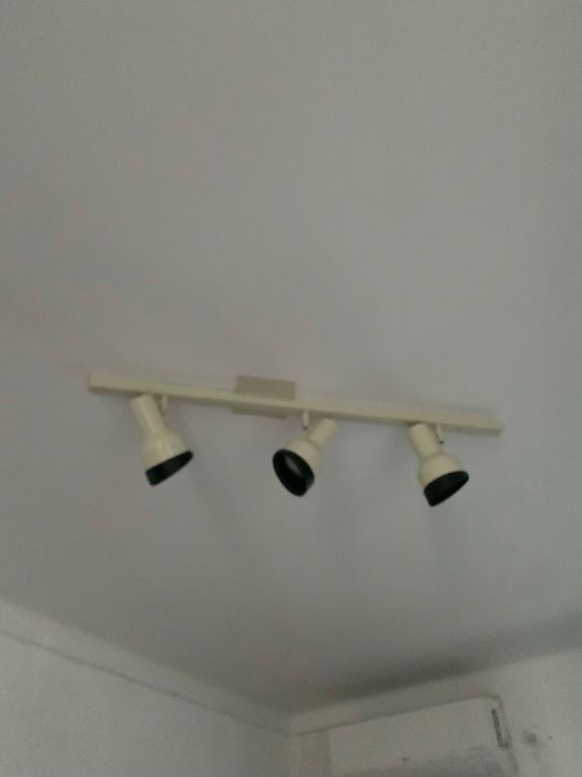 Candeeiro de tecto , com 3 focos .