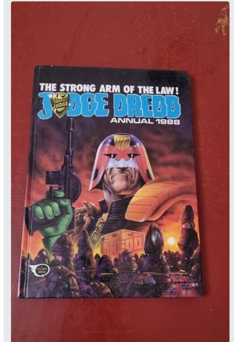 Комикс the strong arm of the law jodge dredd