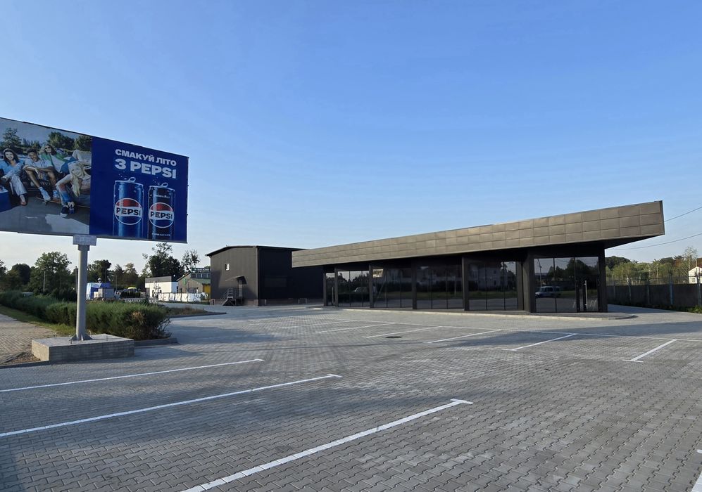 Оренда окремого фасадного приміщення з парковкою, вул.Б.Хмельницького