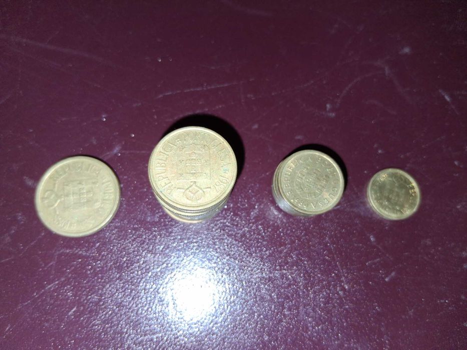 Lote 26 moedas 10$00, 5$00 e 1$00