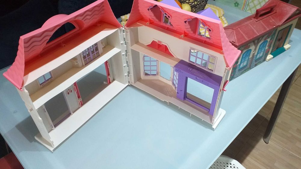 2 playhouses, one of them Playmobil, in good condition64552839391233124