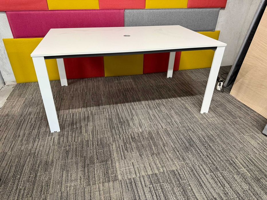 Stół konferencyjny biały 160x100 z przelotką na kable zobacz!