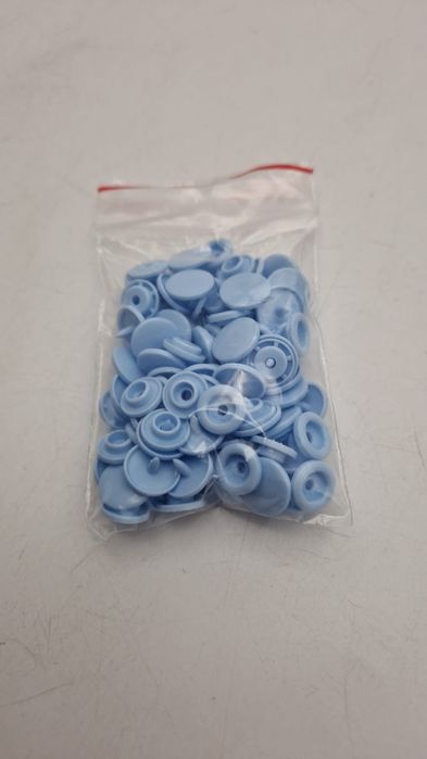 Zatrzaski plastik niebieskie 51 szt.