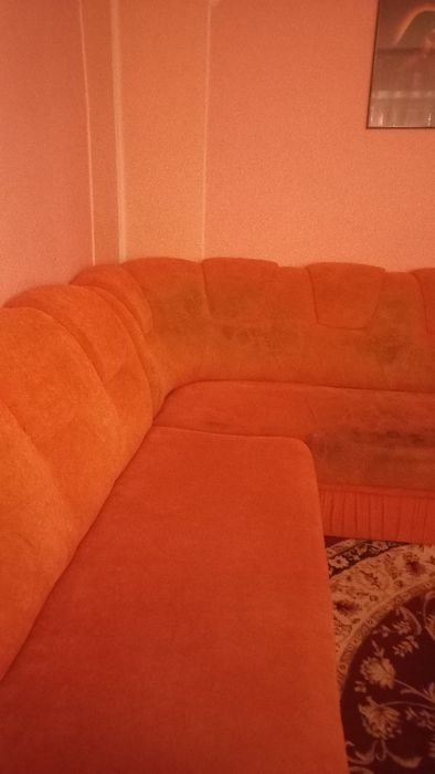 Кутовий диван у вітальню