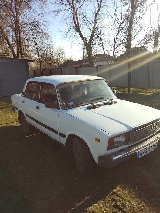 Без ТОРГУ!!!Продам ВАЗ в хорошому стані,на впевненому ходу!Варити та фарбувати не потрібно.Стан сів та поїхав.Двигун працює добре, заводиться з півоберту(не димить,оливу не споживає).КПП-5 Ступка працює відмінно,не вибиває.Ходовка без нарікань.Резину по бажанню треба замінити.Міст не виє.АКБ хороший.Ручник працює.По електриці також все працює.Салон в хорошому стані,не розірваний.Тонування.Продається по ТП(є номер власника,дасть доручення або зніме з обліку).