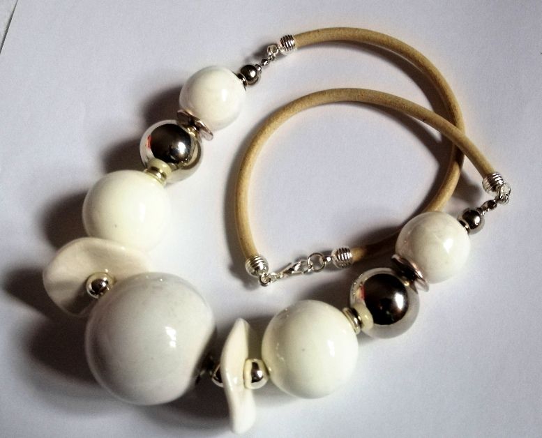 Biała porcelana w srebrnej oprawie, efektowny naszyjnik