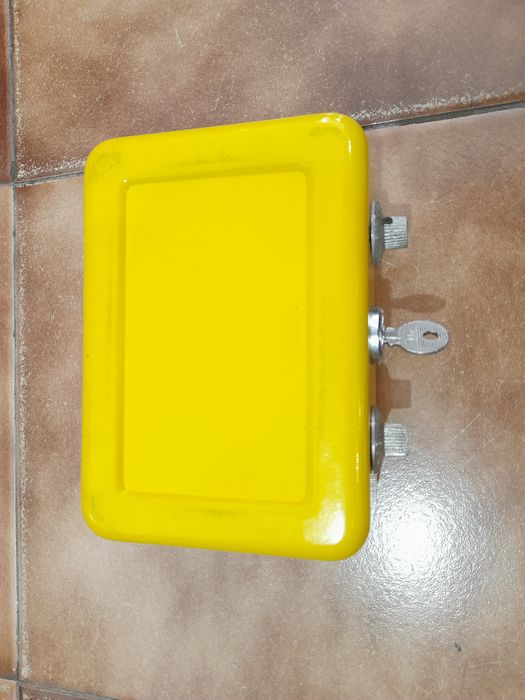 Cofre com segredo e fechadura  - portátil com chave amarelo como novo