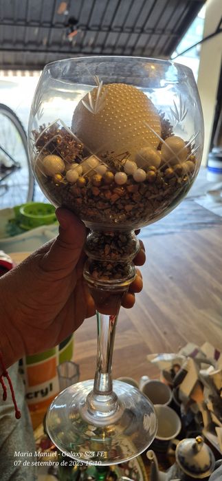 Peças soltas, chávenas de café, e vidros