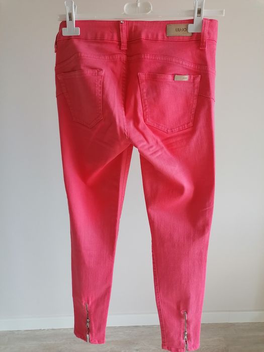 Calças, cor coral, marca Liu Jo.