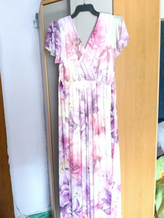 Siateczkowa sukienka z dekoltem, wiązaniem w pasie i krótkim rękawem