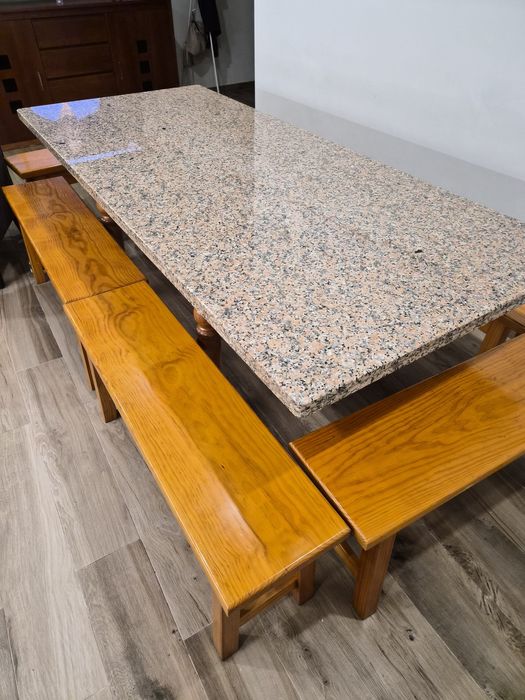 Mesa de madeira com tampo de pedra
