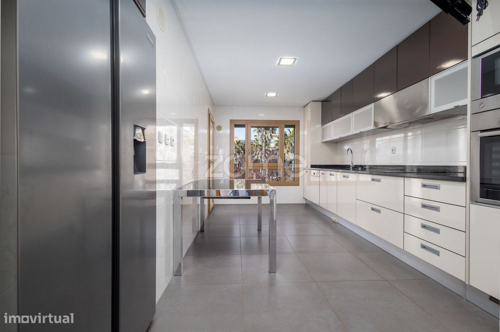 Apartamento T4 no Arneiro | Vista mar, 2 Suites e Estacionamento