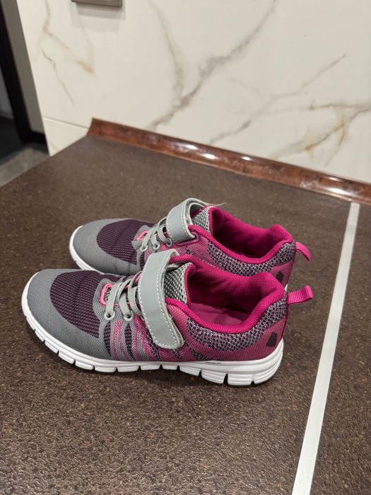 Взуття для дівчинки.