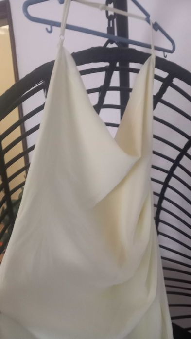 Vestido amarelo claro com gola descaída sem costas