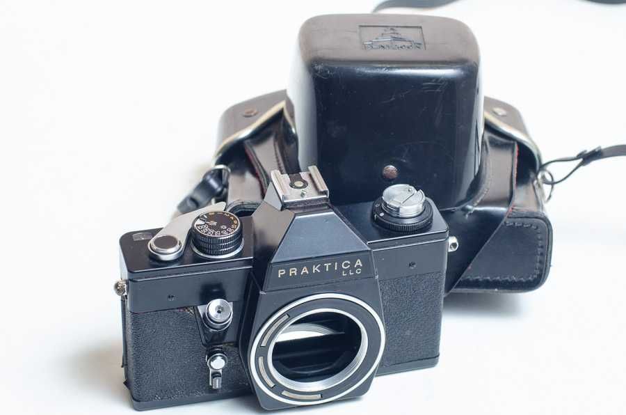 Плівковий фотоапарат-дзеркалка Praktica LLC M42