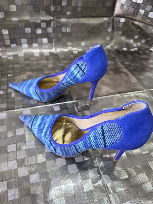 Sapatos de salto agulha em camurça azul com estampa geométrica texturizada