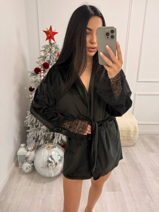 Велюровий жіночий халат з поясом та кружевом