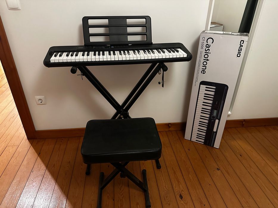 Piano/Keyboard Casio CT S300 + suporte + banco, como novo