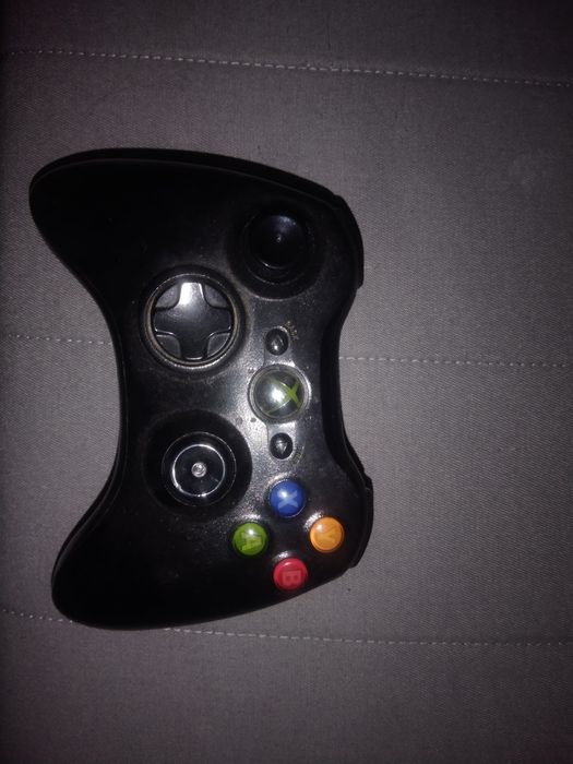 Sprzedam Xbox 360 z 2 padami