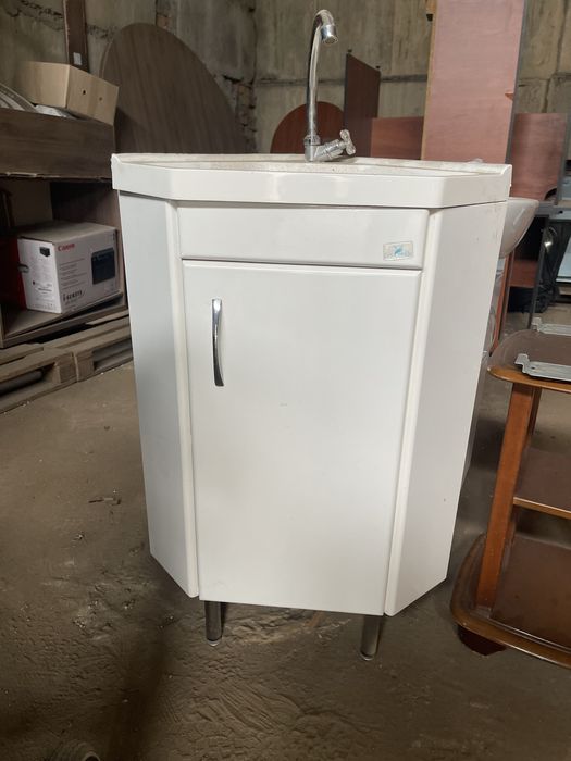 Тумба угловая с умывальником и краном