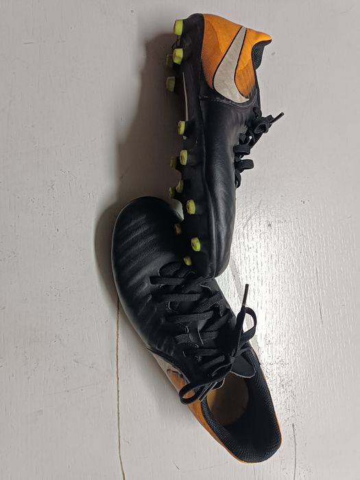 Nike tiempo laranjas/pretas
