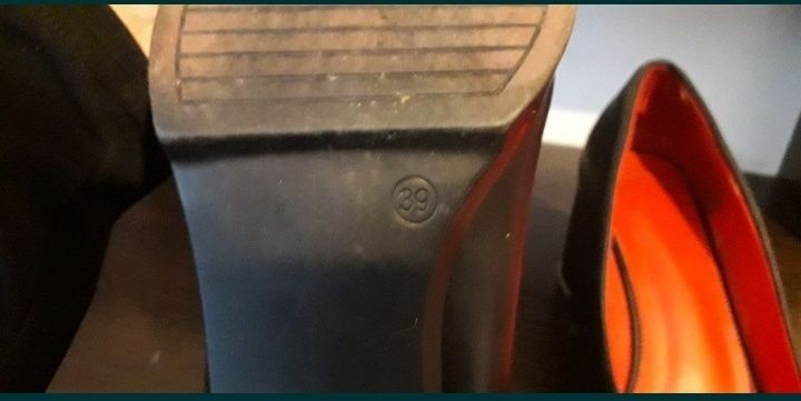 Чёрные туфли на каблуке