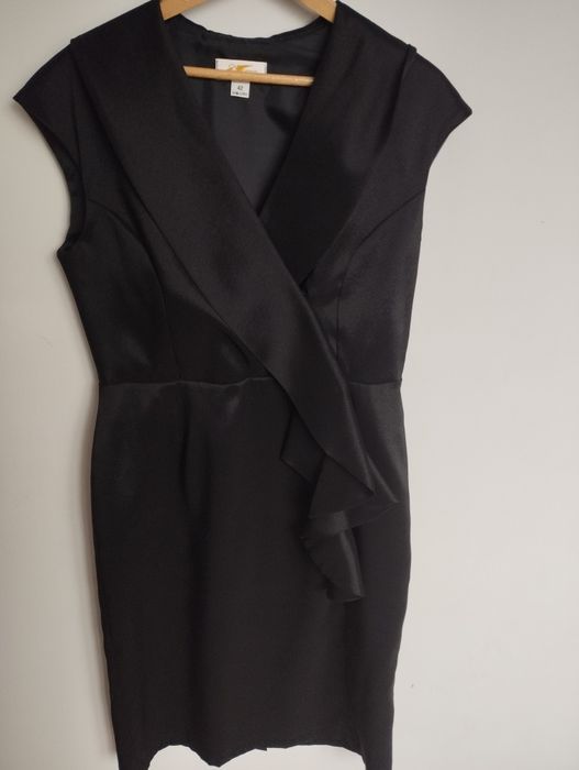 Sukienka czarna bardzo.elegancka lekko połyskujący materiał r. 42