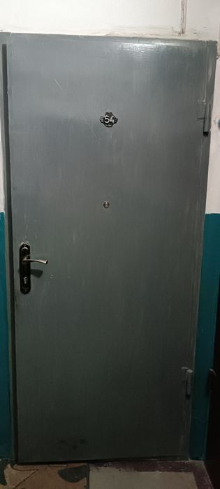 Продам входную железную дверь
