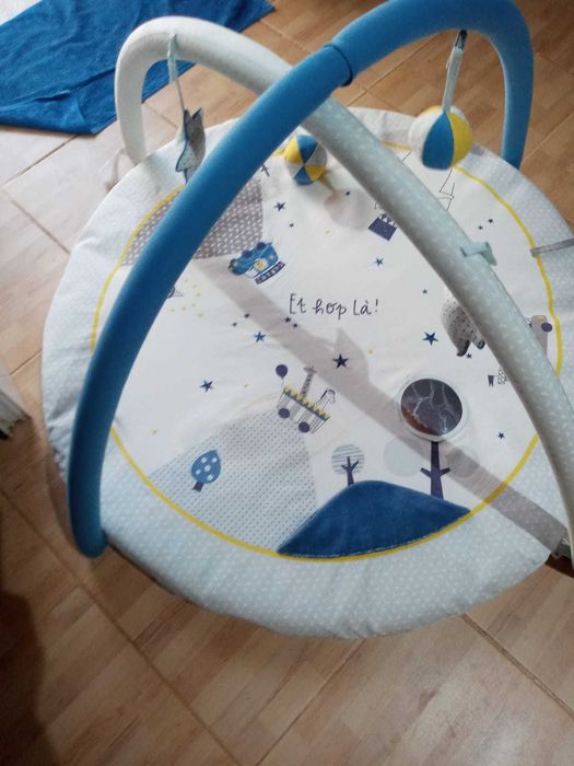 Tapete de atividades para bebés em bom estado