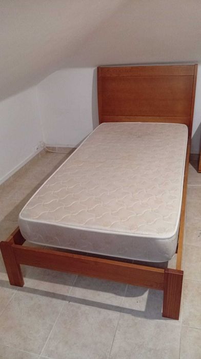 Cama de solteiro em madeira de castanho maciça