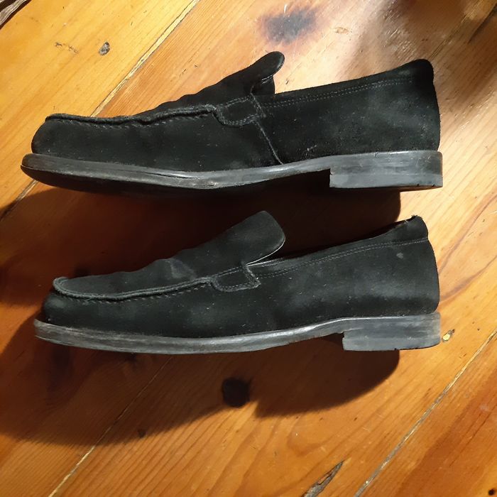 Sapatos em camurça côr preta sola nova 42