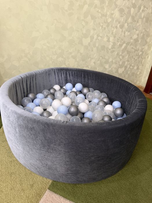 Басейн з кульками