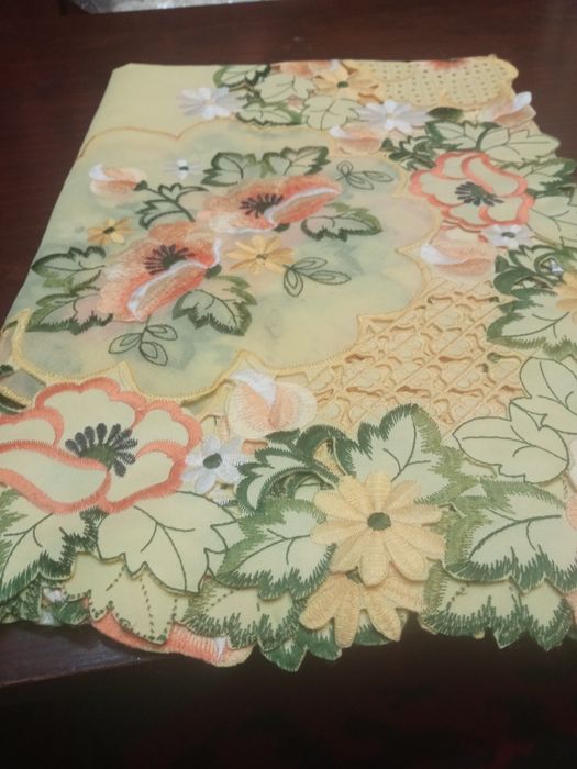 Obrusik kwadratowy poliestrowy  haftowany 85/85 cm