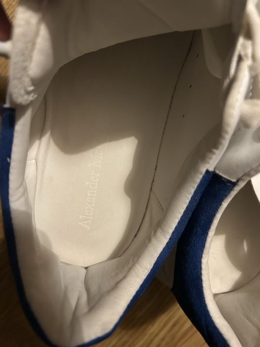 Tenis Alexander McQueen azul e branco