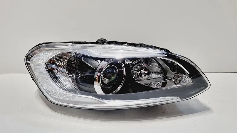 Reflektor prawy xenon Volvo XC60 lift DBL 8 pin europa