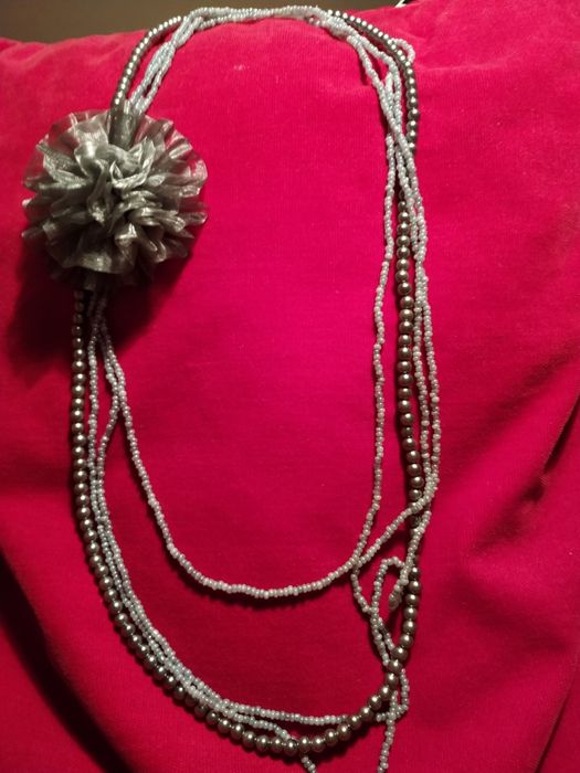 Naszyjnik w srebrnych tonach