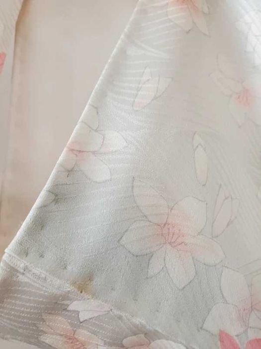 Jedwabne srebrne kimono komon japońskie w kwiaty różowe białe awase