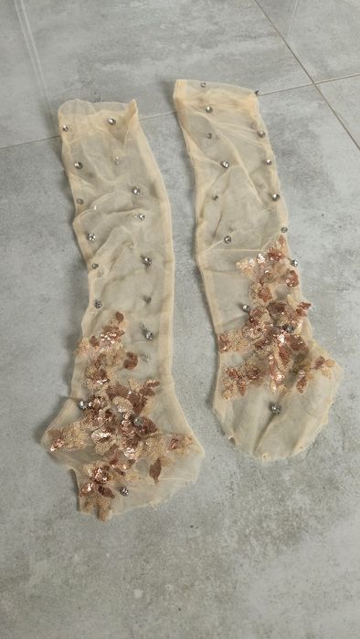 Sukienka z kamieniami