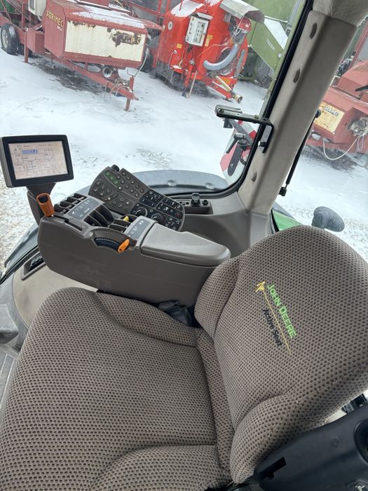 трактор John Deere 8335R