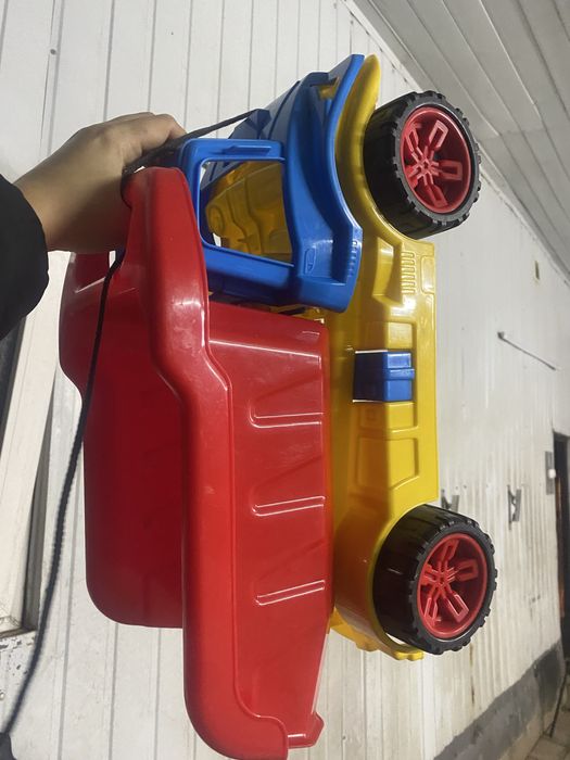 Великий грузовик кран паровоз бітономвшалка