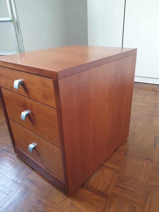 Pequeno armário de gavetas