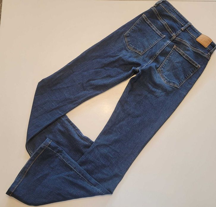 Spodnie jeansowe damskie – dzwony